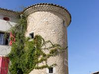 Revest-du-Bion  Cette tour est un vestige des remparts qui entouraient le village au Moyen-Age ...