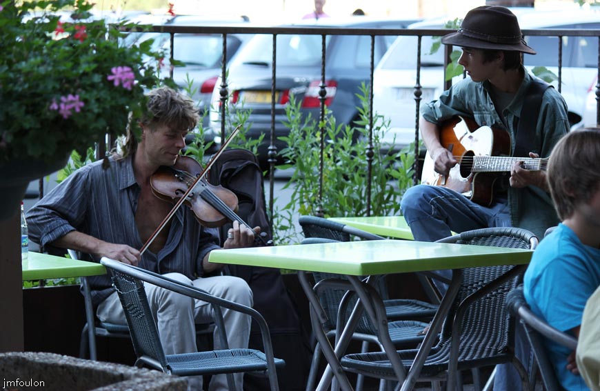 hillbillys-1.jpg - Les Hillbillys sur  la terrasse de l'hotel de la Citadelle avant leur concert rue Saunerie