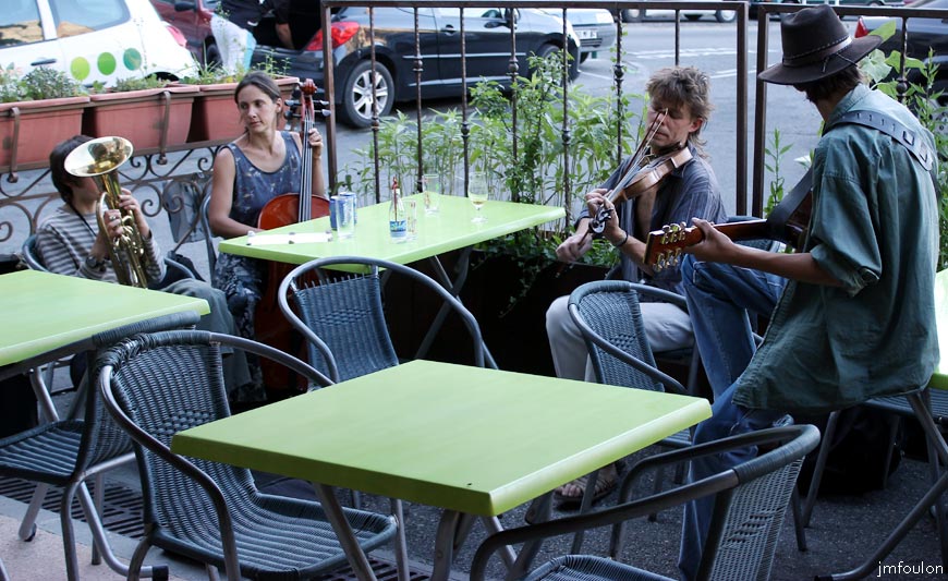 hillbillys-2.jpg - Les Hillbillys sur  la terrasse de l'hotel de la Citadelle avant leur concert rue Saunerie