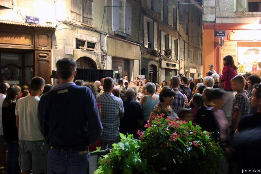 rue-foule-2.jpg - Foule aux 4 Coins devant le spectacle de magie de Sylvain Bottello