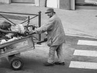 Scènes de rue  Clochard à la remorque