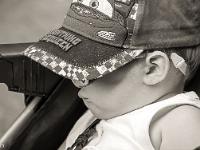 Scènes de rue  Dodo ! ... (Sisteron)