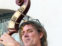 Scènes de rue  Helmut - Contrebassiste 1/3 (Forcalquier)