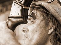 Scènes de rue  Helmut - Contrebassiste 2/3 (Forcalquier)