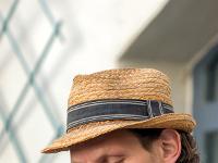 Scènes de rue  Le chanteur (Forcalquier)