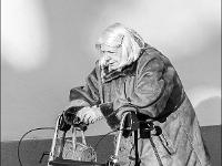 Scènes de rue  Vieille dame à Gap