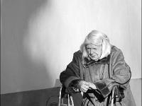 Scènes de rue  Vieille dame à Gap