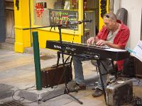 Scènes de rue  Musicien à Sisteron