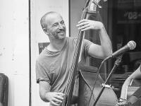 Scènes de rue  Musicien à Sisteron