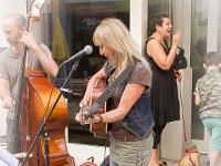 Scènes de rue  Musicienne à Sisteron