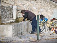 Scènes de rue  SDF à Sisteron - La toilette à la fontaine