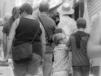 Scènes de rue  Le peuple des mangeurs de glaces - Sisteron Eté 2015
