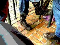 Sépia - Filtres - N&B partiel  Sous la table en terrasse - Sisteron l'Horloge KAFE