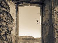 Sépia - Filtres - N&B partiel  La montagne de Lure par une fenêtre de l'ancienne auberge du vieux village médiéval ruiné de Noyers (Alpes de Haute Provence)
