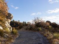 Sisteron - Ancienne route Napoléon  Autre vue de l'ancienne route d'Entrepierres que nous allons suivre sur quelques kilomètres