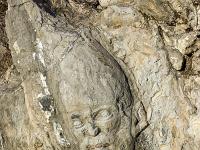 Sisteron - Ancienne route Napoléon  Juste dessous, une sculpture de Robert Laffont, artiste sisteronais aujourd'hui décédé