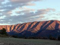 Sisteron - Ancienne route Napoléon  Vue sur les crêtes de Vaumuse en fin d'après-midi