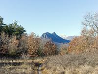Sisteron Collet  Le sentier - Au loin, Pierre Impie (1281 m au Rocher du Loup)