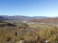 Sisteron Collet  La vallée du Buech depuis l'extrémité Ouest du Collet. Au loin au centre, le village de Ribiers (05)