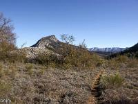 Sisteron Collet  Le sentier - Vers la gauche au loin, la montagne de la Baume (1147 m)