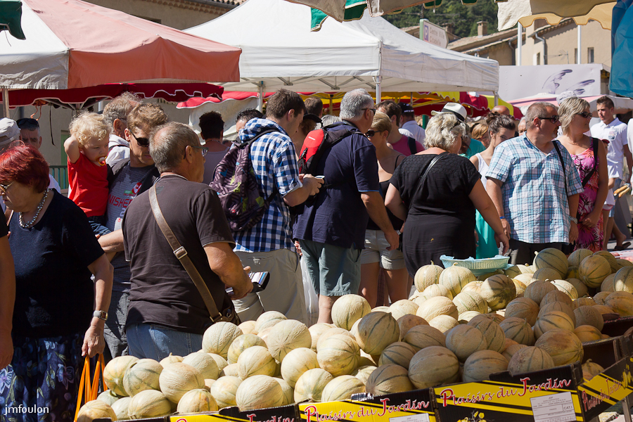 marche-06.jpg - Les vacanciers font leurs emplettes