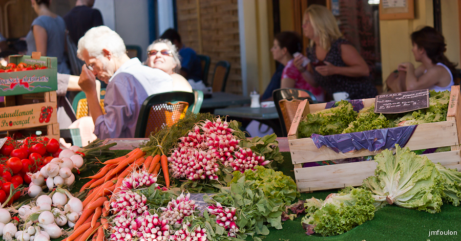 marche-11.jpg - Etal et terrasse du bar de l'Horloge