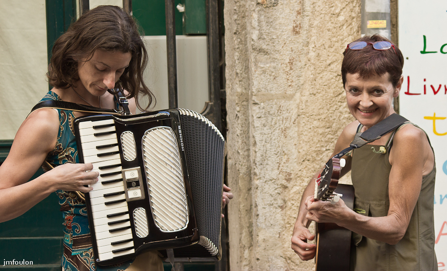 celine-4.jpg - Céline et Brigitte à la guitare !