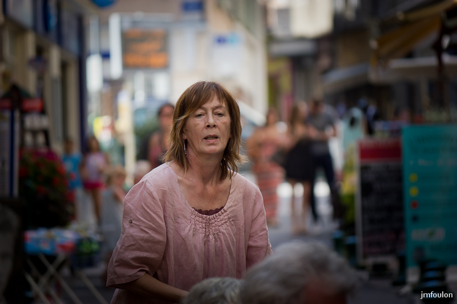 isa-1.jpg - Notre Isa s'accorde une petite pause fraîcheur avant le coup de feu de midi ! Ca chauffe un four à Pizza !