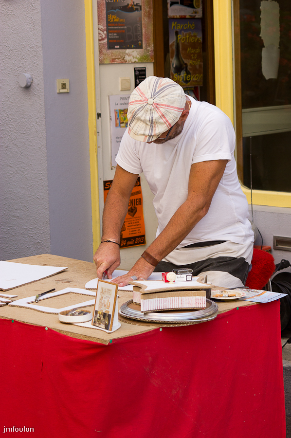 jes-1.jpg - Jerome Salerno en plein travail devant sa boutique rue Mercerie