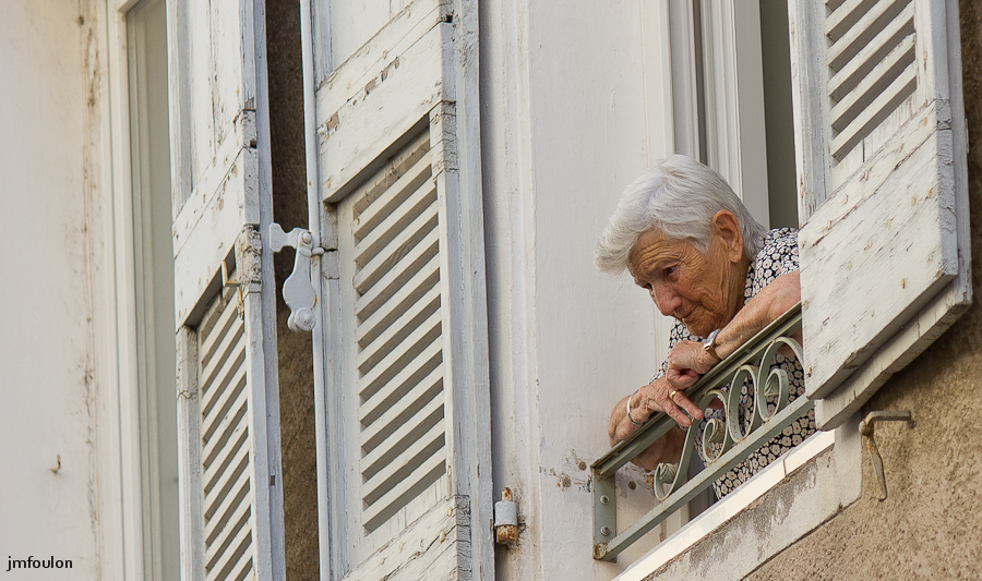 mamie-fenetre.jpg - Vieille Dame à sa fenêtre rue Mercerie