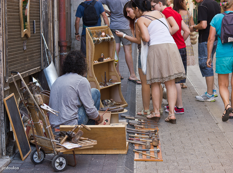 nacer-1.jpg - L'étal de Nacer rue Mercerie qui crée des bijoux sur place à la demande avec divers matériaux (métaux, cuir, etc)