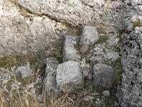 Sommet de Dromon  Dans cette cavité au Sud, les vestiges d'un escalier de pierres