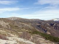 Sommet de Dromon  Vue vers l'Est en redescendant. Le Malpas. Au loin à gauche, Jouères (1886 m). Au centre la crête du clos des Martres et à droite le massif des Monges (2115 m)