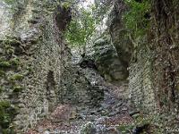 Saint Donat le Haut  A gauche l'entrée Est, un très étroit colimaçon encore en partie existant. En face vers la droite, l'entrée Sud