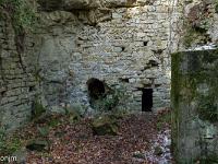 Saint Donat le Haut  Mur Ouest avec ses deux ouvertures (puits perdus). On remarque sur ce mur des pierres posées en chevron. A droite, vestige des pilliers entre les absides latérales qui étaient au nombre de trois