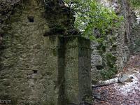 Saint Donat le Haut  Une des absides à l'Est. Il y en avait trois au total. Toutes à L'Est