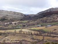 St-Geniez - Du Défends au Rocher de Dromon  Saint Geniez et le Pas de l'Echelle entre les montagnes de Gourras à gauche et du Trainon à droite