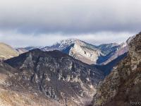 St-Geniez - Du Défends au Rocher de Dromon  Au loin, le massif des Monges (2115 m)