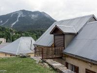 Saint Vincent les Forts (Ht Alpes)  Les toitures très pentues des maisons sont aujourd'hui couvertes de bacs-acier avec des arrêts pour éviter que la neige ne glisse brutalement
