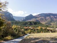 Tour du cirque de Valbelle  Au départ des Escoffiers à Valbelle, je chemine sur une piste sur environ 2,5 km en direction du Pas de Peipin