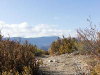 Tour du cirque de Valbelle  Vue sur le sentier qui longe ici l'adret