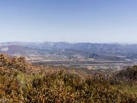 Tour du cirque de Valbelle  Vue vers l'Est. Au loin les crêtes de Vaumuse (1435m au point le plus haut). En bas, la vallée de la Durance