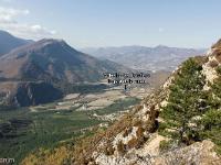 Tour du cirque de Valbelle  Vue vers l'Ouest et valbelle - Les Escoffiers, départ de cette rando. Au loin, la vallée du Jabron