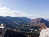 Tour du cirque de Valbelle  Vue sur les crêtes de Lure (1828m au sommet), et la forêt dense qui couvre son hubac. A droite, Sumiou