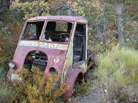 Tour du cirque de Valbelle  MIDI AUTO. Vieux camion abondonné en bordure du GR6 près de Ponchette. Un Peugeot DMA