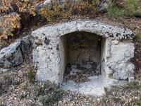Tour du cirque de Valbelle  Petite construction en bordure du GR6. Aucune idée de sa fonction !