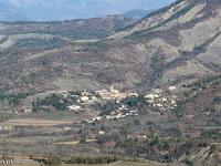 Autour d'Upaix  Zoom sur le village de Claret depuis la tour d'Upaix