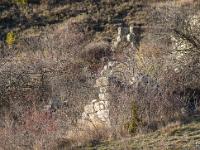 St May - Col de St May  Une ruine dans les brousailles