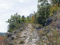 Le vieux Montsalier  La rando commence sur un sentier rocheux qui rejoint une piste à environ 200 m ...