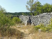 Le vieux Montsalier  Intérieur du cimetière (murs Sud au fond et Ouest à droite). Il reste quelques tombes ...
